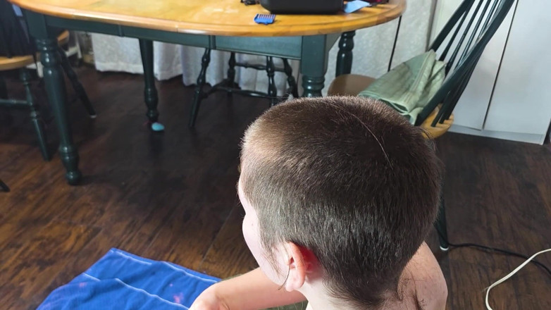 Vibra King Video: Une Gothique Punk Se Rase La Tête
