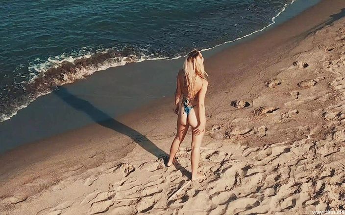 Denudeart: Красивая блондинка и киска на пляже