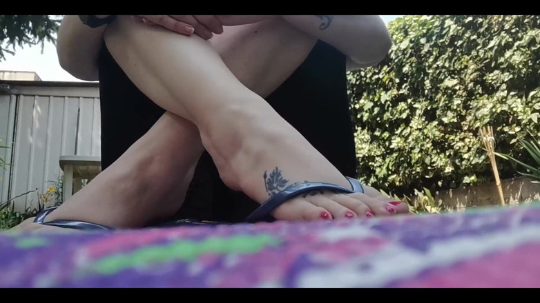 Nicoletta Embassi: Nicoletta'nın edepsiz ayaklarla ve bahçede web kamerasıyla doğayı kucaklayan yoga...