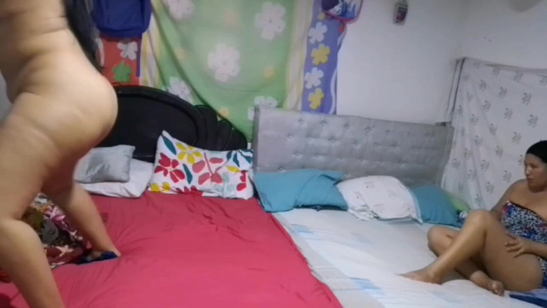 Sexysweet0455: O kendine dokunurken ve beni izlemenin tadını çıkarırken üvey annemin önünde seksi dans...