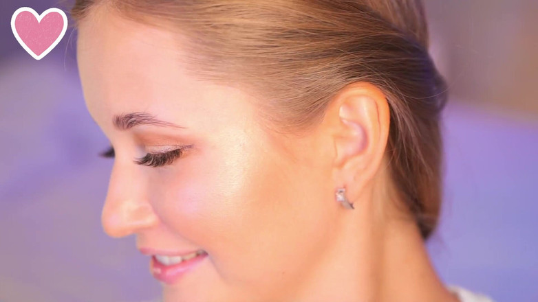 Stella Cardo: 섹시한 미녀가 엉덩이를 자랑하고 큰 딜도를 입에 넣었다