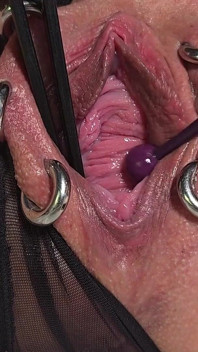 펠라로 피어싱된 보지를 뚝뚝 떨어지다