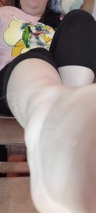 PlushyZoe: Message my tired Milf feet