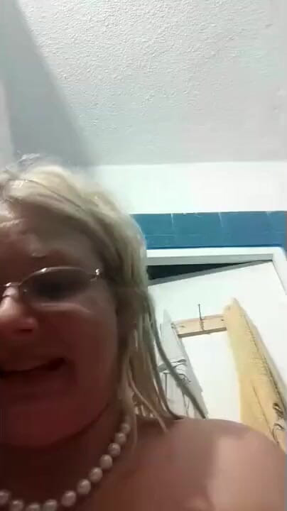 Putarankahotmilf: Garde mon pipi jusqu'à ce qu'il explose dans les toilettes
