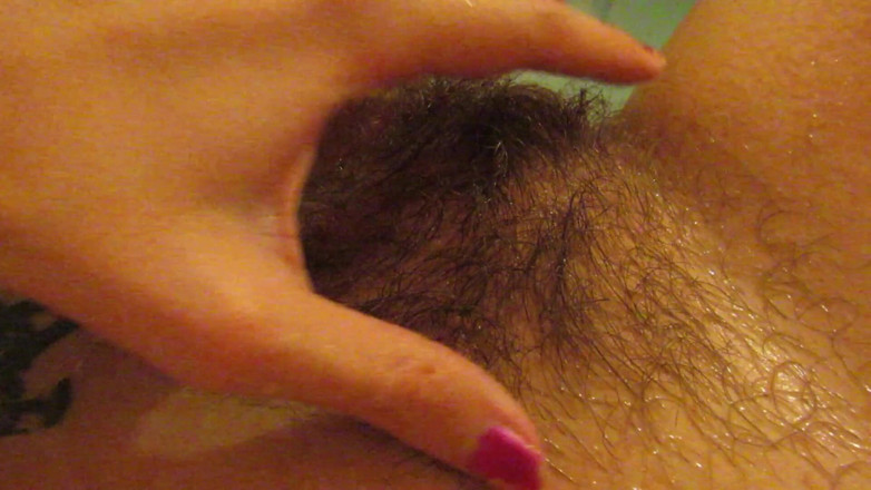 Cuteblonde666: Duża łechtaczka owłosiona cipka masturbuje się w wannie