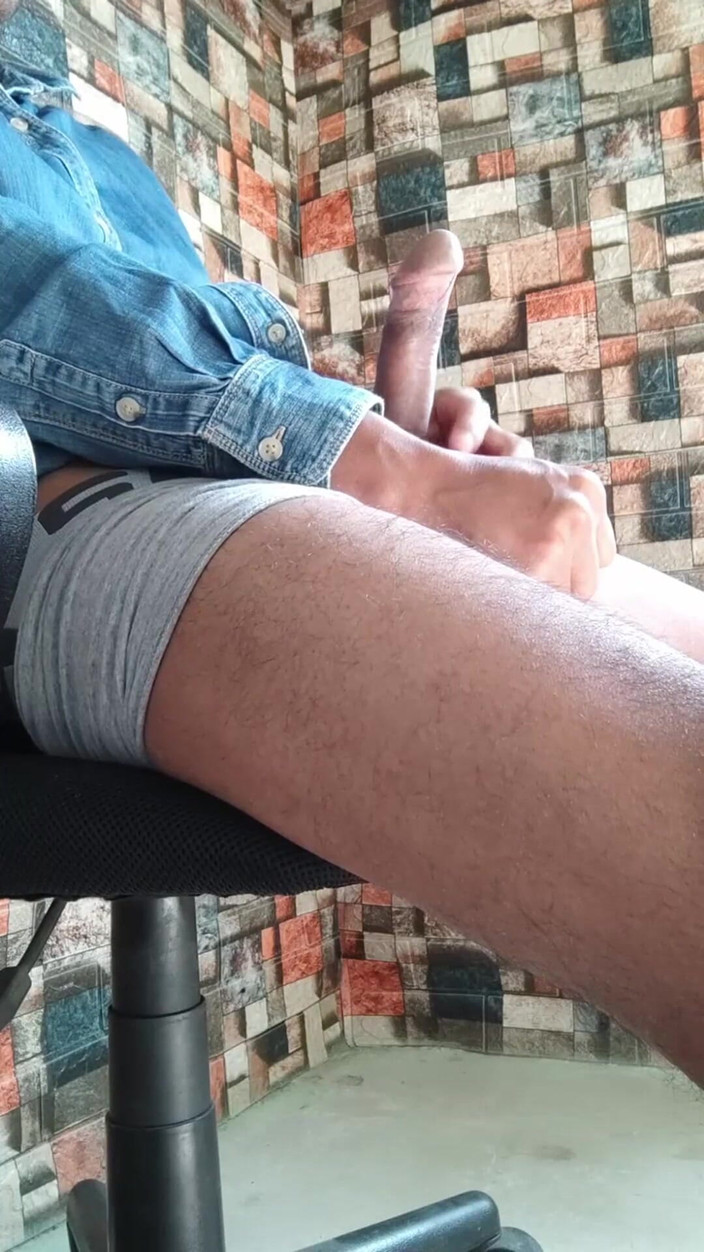 Hornyboy2058: Gorący facet w bokserach jęczy głośno i głaska swojego kutasa...