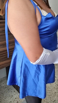 Meu novo vestido azul cetim, justo e sexy