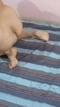 Sayra haciendo una exhibición fuerte de su culo y su coño calientes
