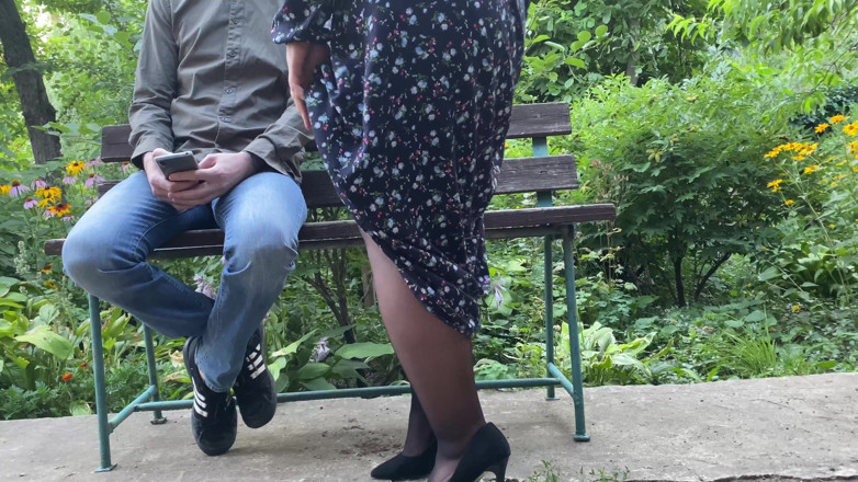 OurFetishLife: Wunderschöner arsch MILF zeigt goldene duschshow im freien