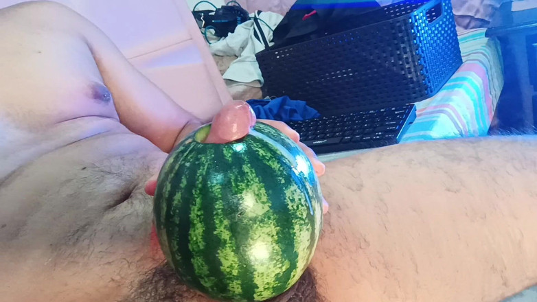 Tommhot: 来射精，而你看着我自慰和射精，同时操这个西瓜