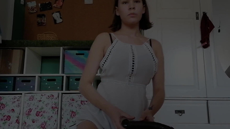 Judyrose420: Ekstra büyük dildoya binen genç kız