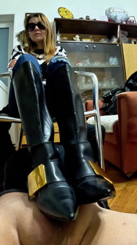 Tôi muốn đặt ủng của tôi vào cổ họng của bạn