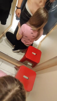 Cewek sange ini nyepong kontol buru-buru di ruang ganti!