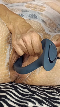 Espetacular Ku na cama com seus brinquedos de orgasmo, esguichando, fisting e seu vibrador de 30 cm.