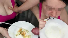 Ateşli anne emdikten sonra yemekle döl yiyor