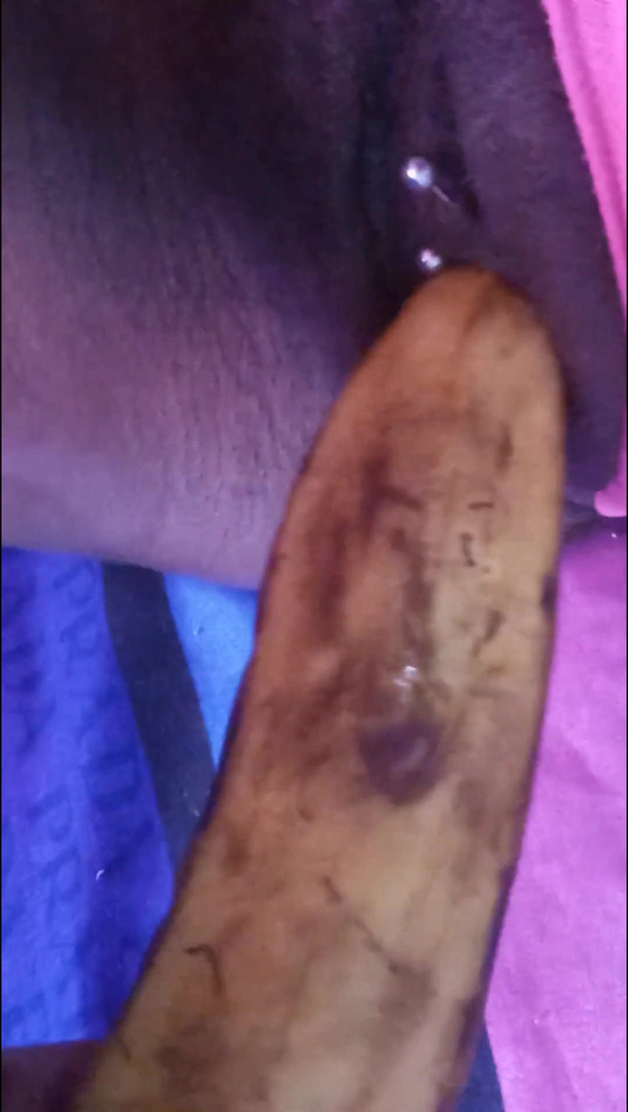 Super sexy ebony cuties: Šukání mé černé chlupaté kundičky s banánem Sténající orgasmy