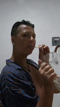 Un litros de limonada de pis, bebemos nuestra orina de una jarra