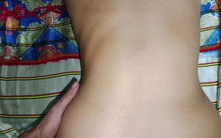 Sexy Surbhi: Ehefrau zu hause gelassen, nachdem sie Öl auf sie angewendet hat