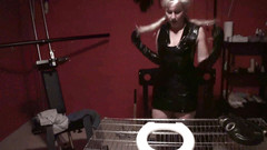 Femdom Austria: Plivání a ponižování Ulf v kleci