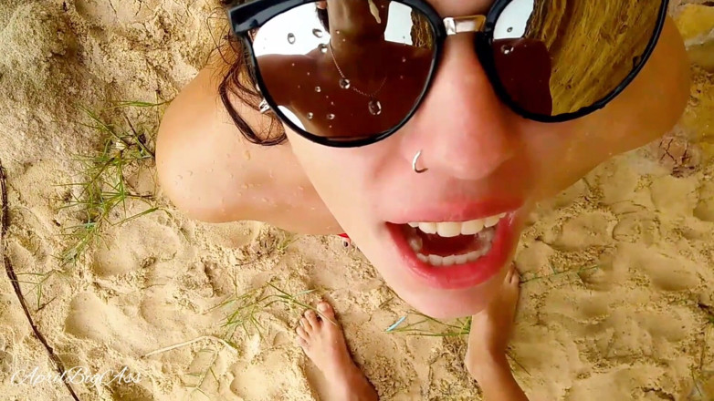 April BigAss: Boire pipi plage split cum avale tout