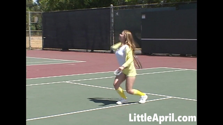 Little April: Сексуальна тінка маленька Ейпріля грає в теніс