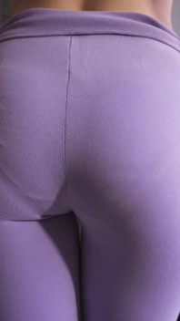 Milf con culo en forma en polainas provoca visible línea de bragas