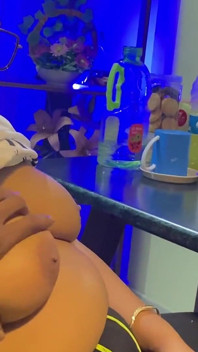Aku mergokin saudara tiriku lagi sendirian di ruang makan dan ngentot memeknya habis-habisan seperti yang aku inginkan