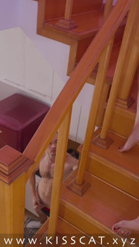 Dzień 18 - macocha utknęła w schodach oglądając pasierba. Pasierb pieprzy macochę i spermę w środku