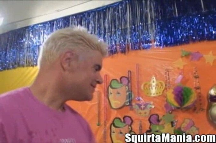 Squirtamania: สุดยอดเซสชั่นเย็ดหมู่สามคนน้ําหีแตกกับสองสาวเซ็กซี่