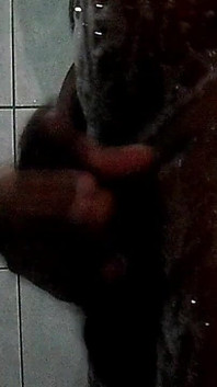 Trek je af bij bad #5 een natte cumshot