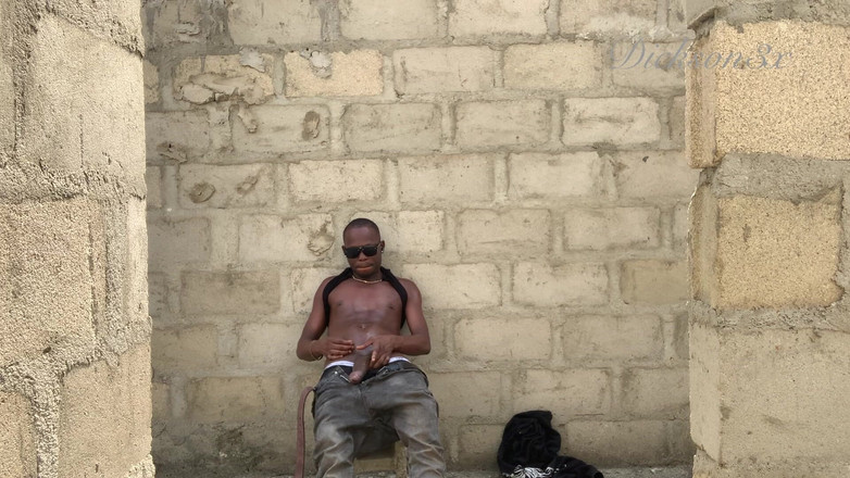 Dickass3x: 我的小乌木婊子在一座无法建成的建筑里被干