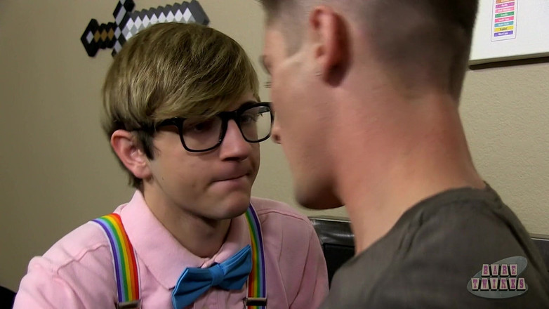 Bare Twinks: Colby uwielbia tego surowego długiego kutasa