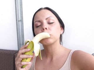 Solo Austria: La banana di carla stuzzica pov