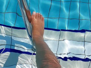 Fetish intimmedia: Hot feet play in pool