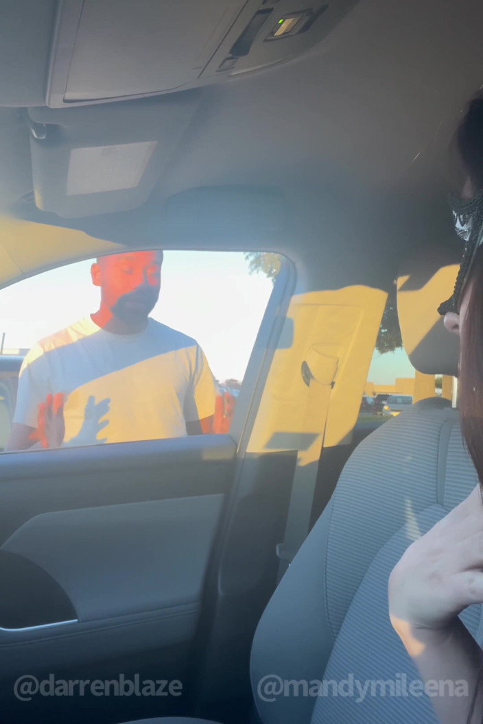 Darrenblazeent: Gekke dame raakt mijn auto, dus ik laat haar me...