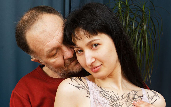 GrandpaLove: 淫荡少女被爷爷粗暴肛交