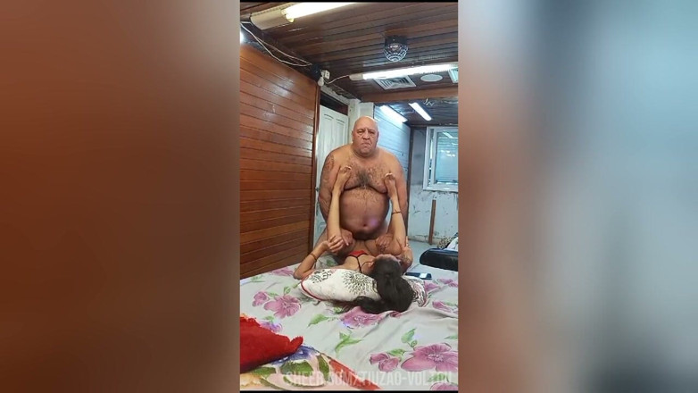 Tiuzao: 23 yaşındaki esmer kalın penis istiyor