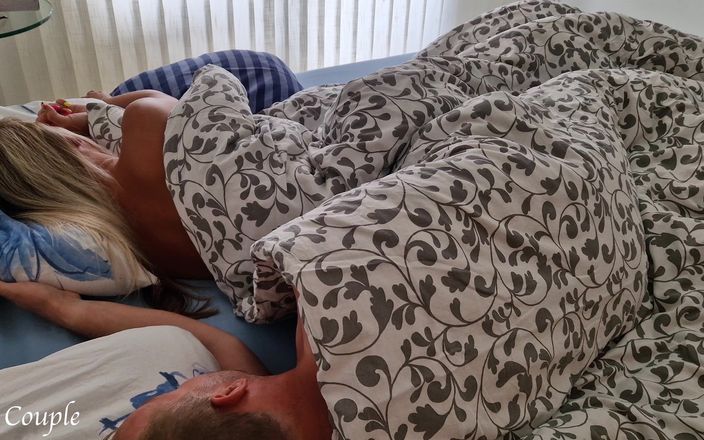 LC couple: Дружину аматорку ще не розбудили, коли вона відчула жорсткий член у своїй ранковій мокрій пизді