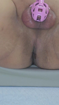 Sissy Kanisa Anal Training: Injeção de ovos Plug anal e pau enjaulado