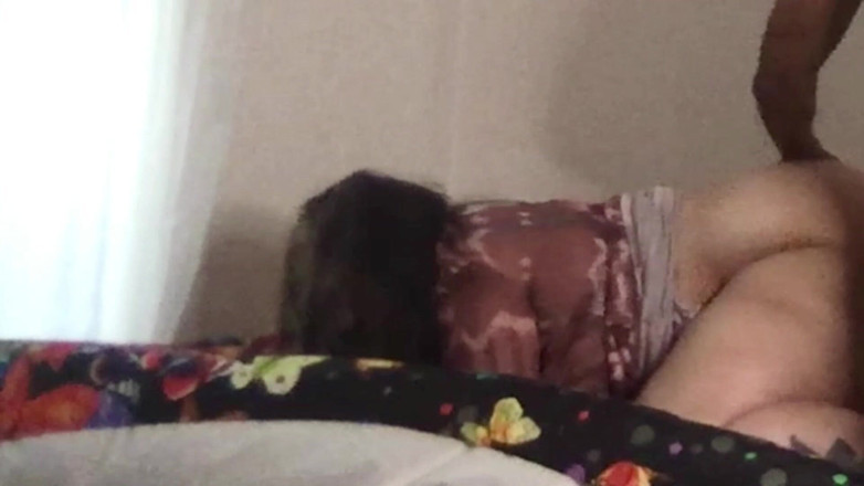 Zina Gabon: 英国熟女让她的大黑屌情人生吃她的屁股。