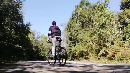 Culopeke: Joven jugando con su bicicleta con consolador en el culo