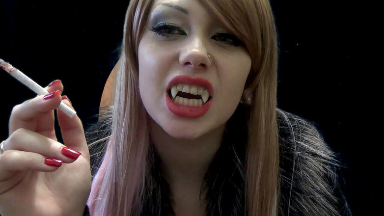 Goddess Misha Goldy: Sexy zlý upír kouří a mluví s tebou!