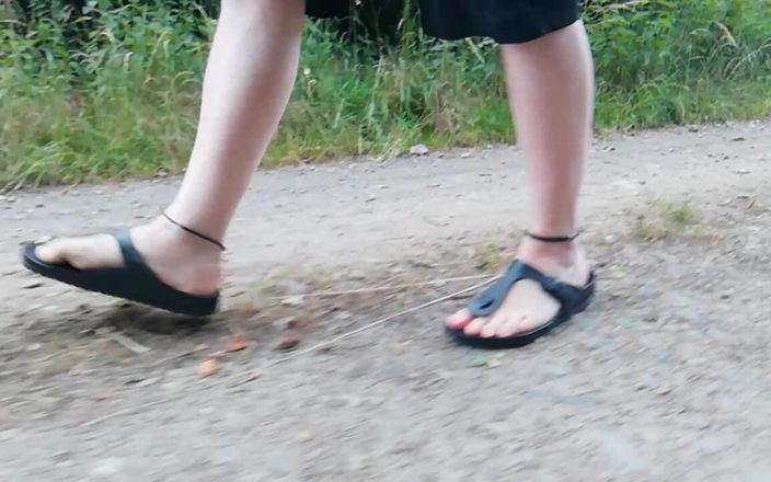 Carmen_Nylonjunge: Naturspaziergang in Birkenstock