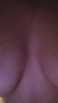 Submisivní MILF ošukaná zezadu s svorkami na bradavky POV (250329b)