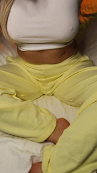 Orgasme dari rangsangan puting - Saya menyentuh diri saya dengan keras dan membasahi celana dalam saya
