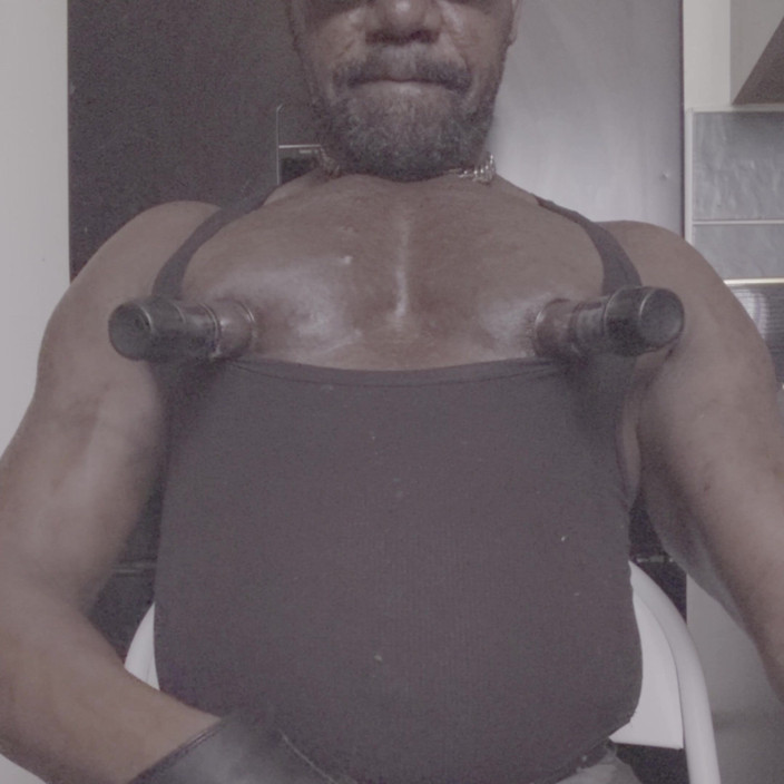 Black Muscle Stepdad: 奶泵和黑色肌肉屁股前列腺被击中