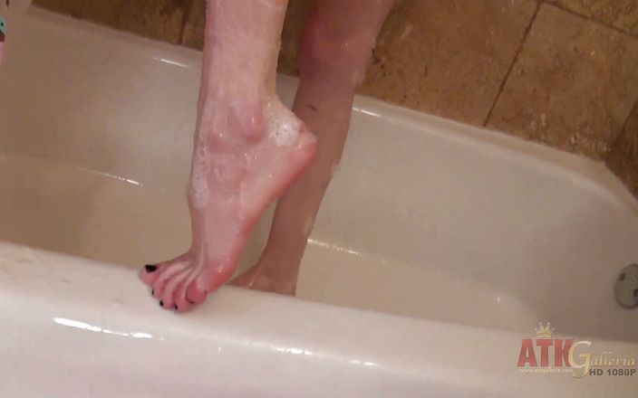 ATKIngdom: Aiden Ashley tvålar upp sig själv i duschen