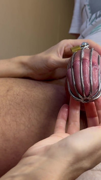 Je caresse la tête de sa bite dans sa ceinture de chasteté. Il m’a arrosé de sperme
