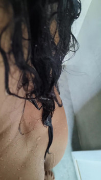 La gruesa polla del hermano mayor estaba completamente insertada en mi boca, luego mi hermanastro frotó mi pequeño coño suave