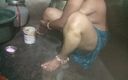 Priyanka priya: Муж, который хватает за груди своей жены, пока она принимает ванну